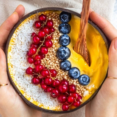 Bowl de mango con picadito de coco y frutas del bosque