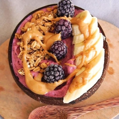 Bowl de batido con moras, granola y crema de cacahuete