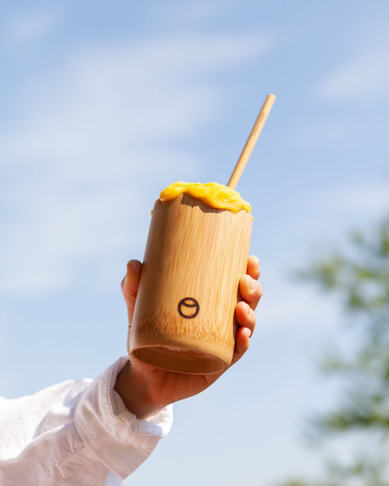Bamboo cup mediano en la mano