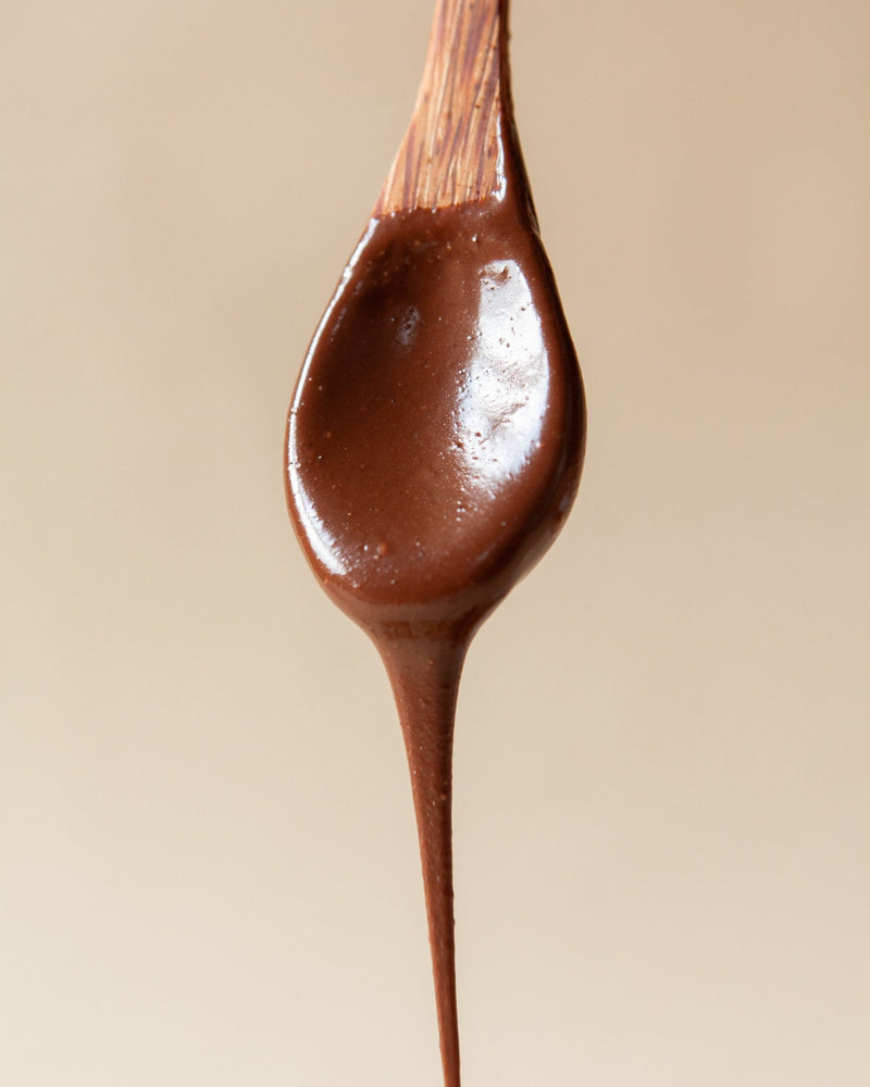 Crema Proteica de Cacao y Avellanas con cuchara