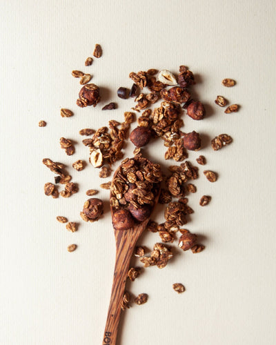 Granola de Cacao y Avellanas con cuchara